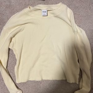 TNA (aritzia) tee shirt- pale yellow ⭐️🌝🐝